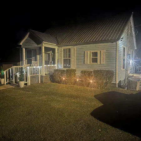 Charming 2-bedroom house in Monroeville with Wi-Fi and AC.
