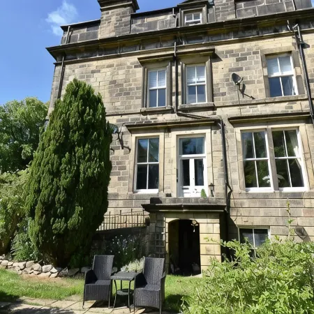 Huntress Suite, Buxton - a beautiful victorian apartment with private parking.