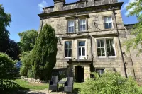 Huntress Suite, Buxton - a beautiful victorian apartment with private parking. - Apartments