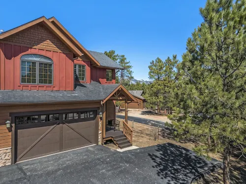 Hillside Hideaway- Family friendly centrally located with AC, Hot Tub, Game Room