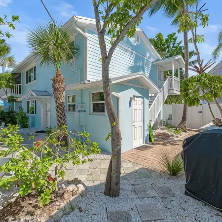 BEST LOCATION! NORTH END OF ANNA MARIA, FL STEPS TO BEACH & DINING -  LOWER UNIT
