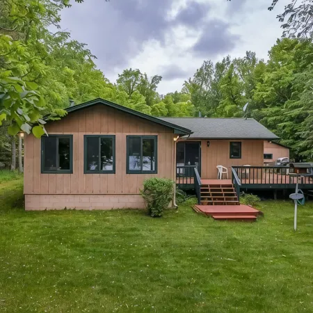 Perfect Summer rental in prime location on Washburn Lake