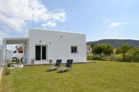 Villa in Los Caños de Meca of 1000m2 plot next to the field and the beach.