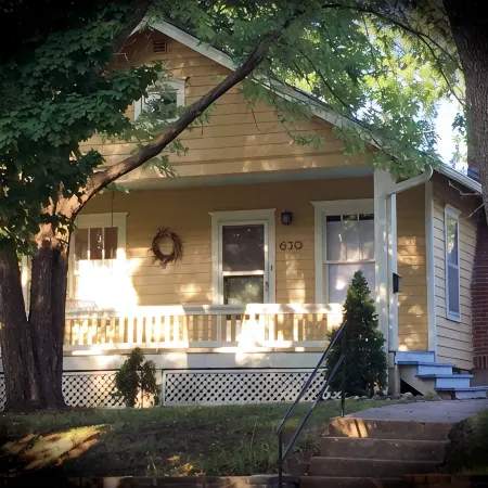 Historic Old West Lawrence - Minutes to beautiful Mass St, KU, Sports Pavillion