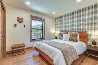 Mtn Modern Home w/ Views, Private Hot Tub + Fantastic Location - balcony