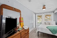 Oceanside Haven:- Home Steps to Beach w/ Massive 2 Story Deck & Hot Tub! - Jacuzzi