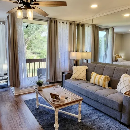 Studio in quite lake setting. Perfect for Golf, visit New Orleans or just relax.