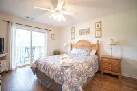 St James Hideaway: Charming 2-bedroom condo with WiFi, AC in lovely Southport - 3 estrellas