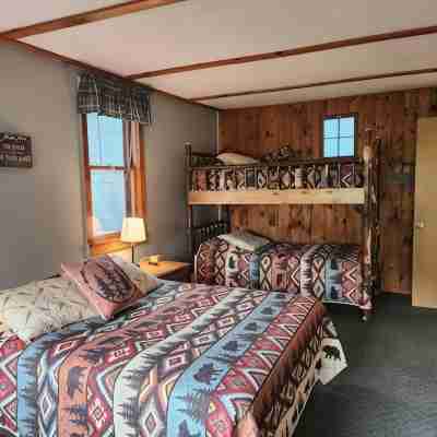 2 Bed /2 bath cabin w/ Lake George access Rooms