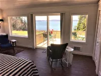 Seaside Cottage With Amazing Ocean Views:NEW MASTER BR,LR, Screened Porch,DECKS - Wifi