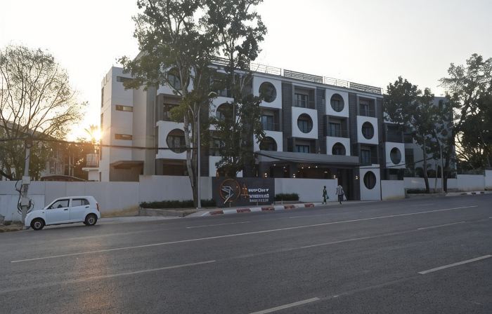 Airport Avenue Hotel