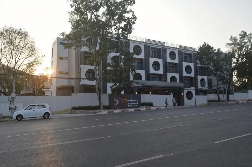 Airport Avenue Hotel