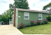 Block to Beach! Fossil Hunting, Hot Tub, Coffee Bar, Screened Deck, 1hr to DC