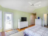 Beautiful House with Hot Tub, One Minute walk to beach