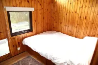 高處湖景小屋，提供WiFi，配備電加熱熱水浴缸，並享山景 - 民宿