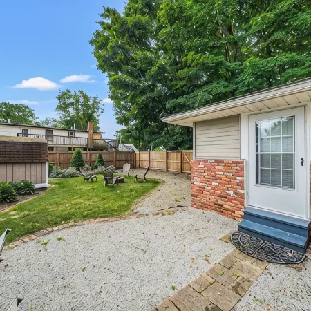 Lake Grove Cottage: 1 min walk to the Strip!