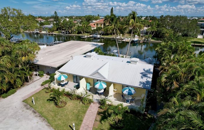 Beautiful canal front unit!See manatees playing from your living room.Cabana #12