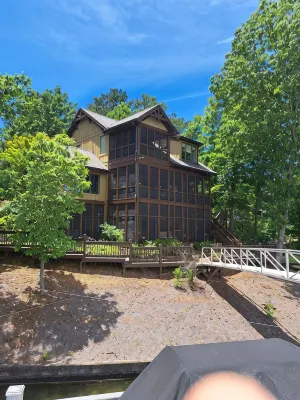 Quiet ReflectionsSpacious 5-BR house with Outstanding Views, Hot Tub Sleeps 14 - 4-Star