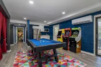 Neon Dream Lodge! Pickleball, Hot Tub, Theater - 4-Star