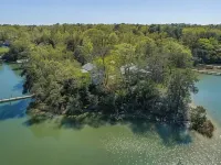 Charming studio in lovely Topping with AC, WiFi that has stunning water views! Hotels in Middlesex County