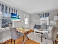 Adorable Cottage, 5 min walk to water & town Hotels in Westbrook