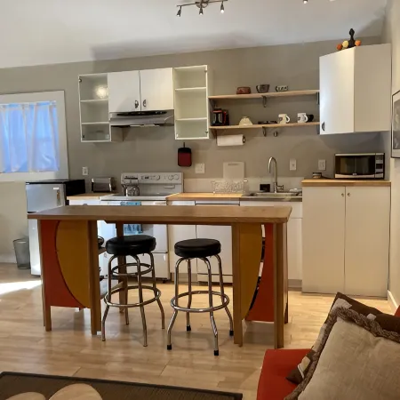Convenient Chic Cottage Отели рядом с достопримечательностью «Маунт Табор Парк»