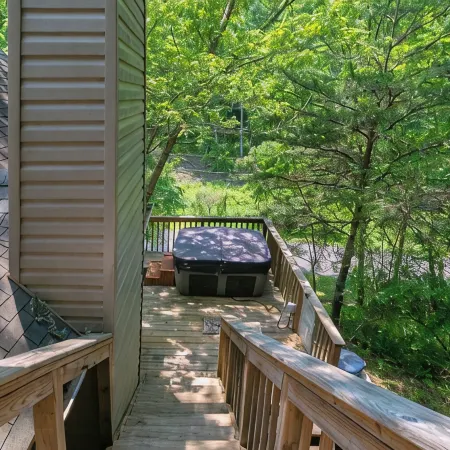 Smoky Mountain Retreat, 5 Min to Downtown Bryson City ~ Hot Tub ~ Hiking.