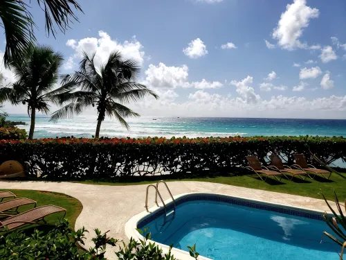 Beachfront Apartment in St. Lawrence Gap - Close To Your Every Need - 홈스테이