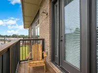 King Suite, Modern Loft Close to Downtown! Hotels in Dunean