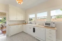 5 min walk to downtown! Newly renovated with original hardwoods and clawfoot tub