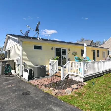 Waterfront with spectacular view, close to restaurants and bars