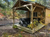 Two Bedroom Cabin with Hot Tub and Fireplace. - Dağ evi