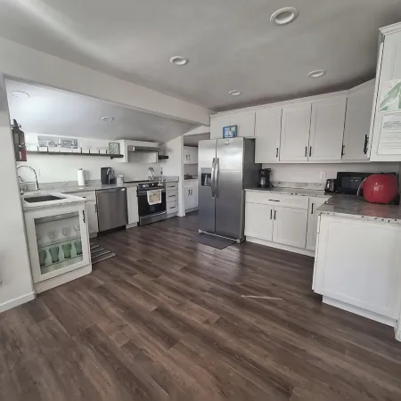 Charming 2-bedroom house with AC, WiFi in North Bend, pets ok, crabbing tools