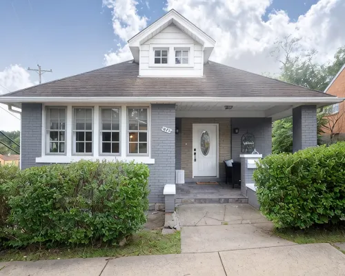 Charming Carnegie Cottage 15 Minutes from Airport & Downtown Hotels in Carnegie