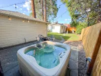 Cute Home with fully fenced yard Hot Tub and Fire Pit.