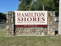 Relaxing Roost—lakefront condo located just steps away from the water’s edge! Hotel di 