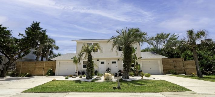 Pet friendly beach house w/private backyard & outdoor shower- steps from beach Ξενοδοχεία στην πόλη St. Augustine Beach