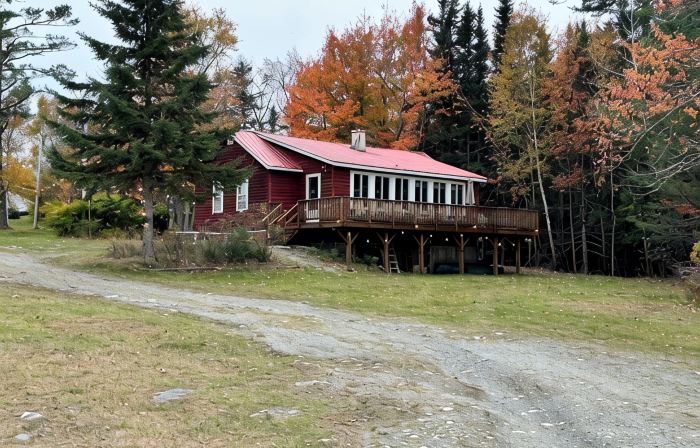 Cozy Lakeside Duplex Cabin on Moosehead, 10-min walk to Downtown Greenville
