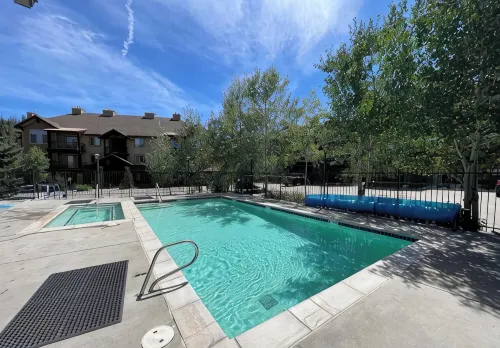 Spacious 3Br, Perfect Downtown Location w/ Pool, Hot Tub, & Shuttle Access - con encanto