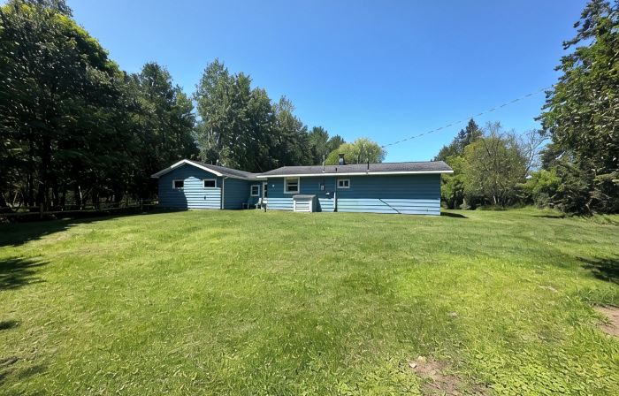 Cozy cottage on Little Bay De Noc minutes away from a public boat launch!