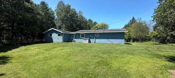 Cozy cottage on Little Bay De Noc minutes away from a public boat launch! Hotels in Delta County