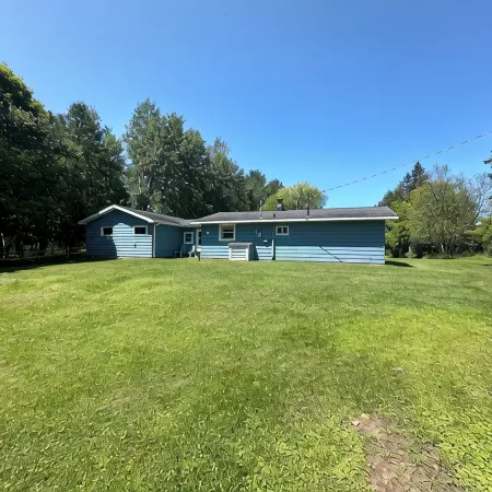 Cozy cottage on Little Bay De Noc minutes away from a public boat launch!