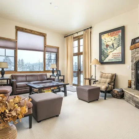 Luxury, END UNIT townhome w/amazing views & privacy. High-end furnishings. Cozy.