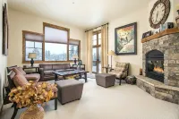 Luxury, END UNIT townhome w/amazing views & privacy. High-end furnishings. Cozy.