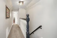 The Rustic Rose - 4 Bedroom House w/ Hot Tub Near Downtown - Boutique