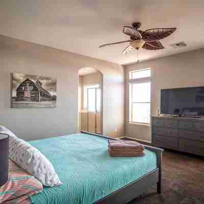 Goodyear, AZ full home with heated pool and spa and desert oasis back yard!! Rooms