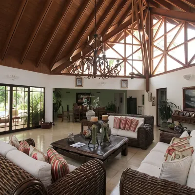 Pristine pool, 4K cinema complete with Apple TV & two Staff members. Hotels near La Romana International Airport