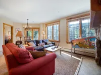 Slope Views, Cozy 2 King Beds, Pinball, Short 5 minute Walk to Everything! - 2-Star