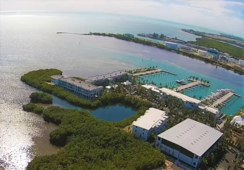 3 bedroom 2 bath Ocean front condo on marina with opt boat slip. - piscina