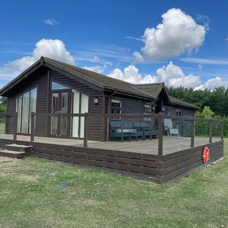 Lakeside Lodge Set in the Countryside